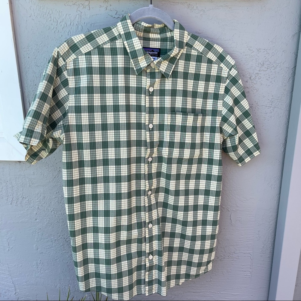 Patagonia . mens short sleeve button-up